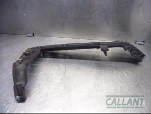 Gebruikte Bumpersteun links-achter Landrover Range Rover IV (LG) 3.0 TDV6 24V Prijs € 24,20 Inclusief btw aangeboden door Garage Callant