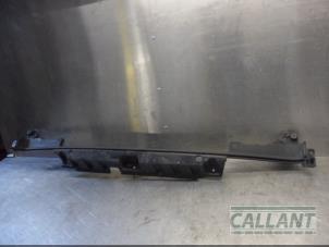 Gebruikte Bumpersteun midden-achter Landrover Range Rover IV (LG) 3.0 TDV6 24V Prijs € 24,20 Inclusief btw aangeboden door Garage Callant