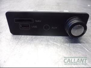 Gebruikte AUX/USB aansluiting Jaguar XE 2.0 D E-Performance 16V Prijs € 30,25 Inclusief btw aangeboden door Garage Callant