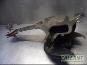 Gebruikte Fusee links-achter Volvo V60 I (FW/GW) 2.0 D2 16V Prijs € 90,75 Inclusief btw aangeboden door Garage Callant