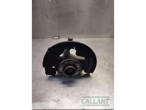 Gebruikte Fusee rechts-voor Volvo S60 II (FS) 2.0 D3 16V Prijs € 90,75 Inclusief btw aangeboden door Garage Callant