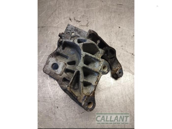 Motorsteun van een Volvo S60 II (FS) 2.0 D3 16V 2016