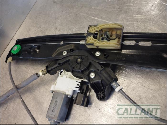 Ruitmechaniek 4Deurs rechts-voor van een Jaguar XE 2.0d 180 16V 2017