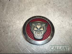 Gebruikte Embleem Jaguar XE 2.0d 180 16V Prijs € 30,25 Inclusief btw aangeboden door Garage Callant