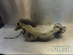 Gebruikte Fusee rechts-achter BMW 2 serie Gran Tourer (F46) 216d 1.5 TwinPower Turbo 12V Prijs € 151,25 Inclusief btw aangeboden door Garage Callant