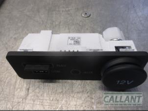 Gebruikte AUX/USB aansluiting Jaguar XE 2.0d 180 16V Prijs € 30,25 Inclusief btw aangeboden door Garage Callant