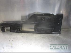 Gebruikte Bodem beschermplaat Jaguar XJ (X351) 3.0 D V6 24V Prijs € 60,50 Inclusief btw aangeboden door Garage Callant