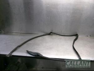 Gebruikte Raamrubber Achter Landrover Range Rover IV (LG) 4.4 SDV8 32V Prijs € 30,25 Inclusief btw aangeboden door Garage Callant