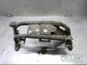 Gebruikte Versnellingsbak Steun Landrover Range Rover IV (LG) 4.4 SDV8 32V Prijs € 60,50 Inclusief btw aangeboden door Garage Callant