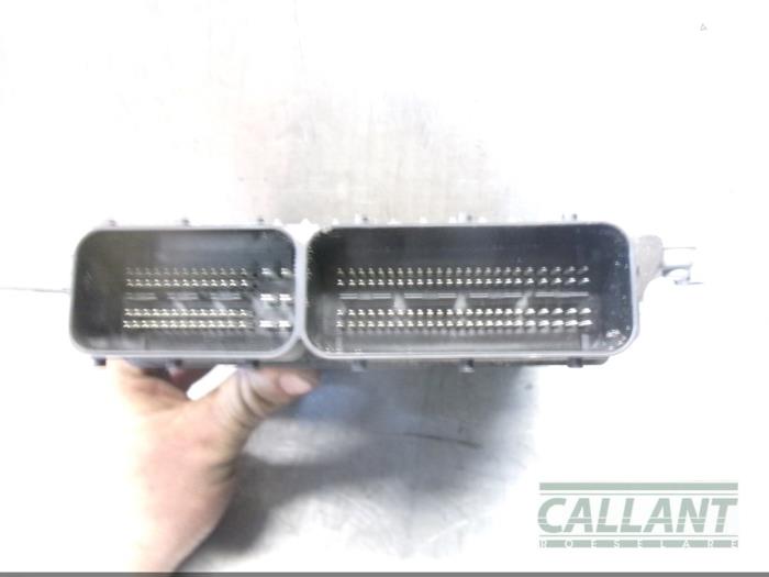 Computer Motormanagement van een Land Rover Range Rover IV (LG) 4.4 SDV8 32V 2014