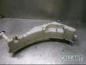 Gebruikte Ruitensproeiertank voor Landrover Range Rover IV (LG) 4.4 SDV8 32V Prijs € 60,50 Inclusief btw aangeboden door Garage Callant