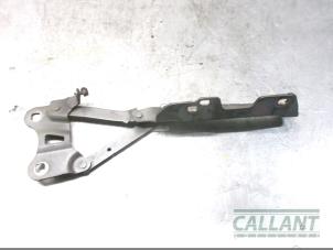 Gebruikte Motorkap Scharnier Landrover Range Rover IV (LG) 4.4 SDV8 32V Prijs € 42,35 Inclusief btw aangeboden door Garage Callant