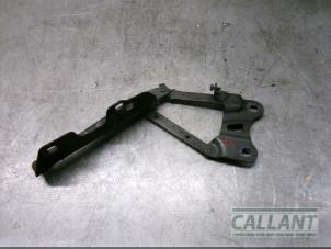 Gebruikte Motorkap Scharnier Landrover Range Rover IV (LG) 4.4 SDV8 32V Prijs € 42,35 Inclusief btw aangeboden door Garage Callant