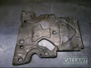 Gebruikte Motor Beschermplaat Landrover Range Rover IV (LG) 3.0 TDV6 24V Prijs € 60,50 Inclusief btw aangeboden door Garage Callant