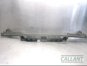 Gebruikte Bumpersteun midden-achter Landrover Range Rover IV (LG) 3.0 TDV6 24V Prijs € 30,25 Inclusief btw aangeboden door Garage Callant