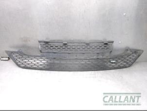 Gebruikte Grille Landrover Range Rover Evoque (LVJ/LVS) 2.2 TD4 16V Prijs € 48,40 Inclusief btw aangeboden door Garage Callant