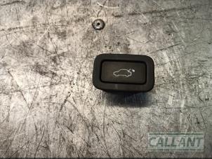 Gebruikte Schakelaar achterklep Jaguar XJ (X351) 3.0 D V6 24V Prijs € 24,20 Inclusief btw aangeboden door Garage Callant