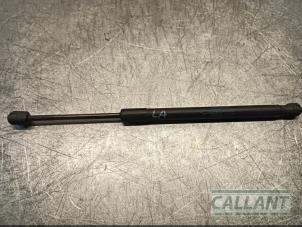 Gebruikte Kofferdekseldemper links-achter Jaguar XJ (X350) 2.7d V6 24V Prijs € 18,15 Inclusief btw aangeboden door Garage Callant