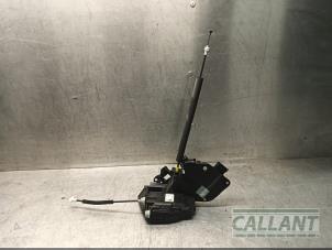 Gebruikte Deurslot Mechaniek 4Deurs rechts-voor Landrover Discovery V (LR) 2.0 Td4 16V Prijs € 90,75 Inclusief btw aangeboden door Garage Callant