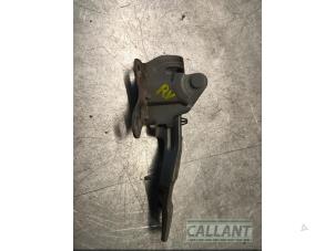 Gebruikte Motorkap Scharnier Hyundai i30 Crosswagon (WWH) 1.6 CRDi 16V VGT LP Prijs € 24,20 Inclusief btw aangeboden door Garage Callant