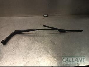 Gebruikte Ruitenwisserarm voor Hyundai i30 Crosswagon (WWH) 1.6 CRDi 16V VGT LP Prijs € 18,15 Inclusief btw aangeboden door Garage Callant
