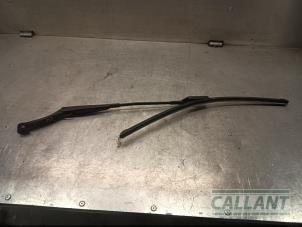 Gebruikte Ruitenwisserarm voor Hyundai i30 Crosswagon (WWH) 1.6 CRDi 16V VGT LP Prijs € 18,15 Inclusief btw aangeboden door Garage Callant