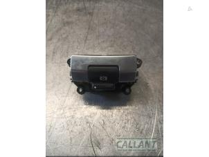 Gebruikte Handrem schakelaar Landrover Discovery Sport (LC) 2.0 TD4 150 16V Prijs € 30,25 Inclusief btw aangeboden door Garage Callant