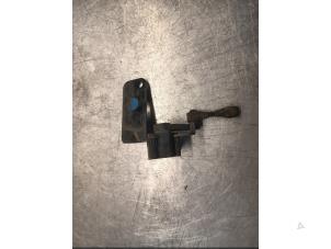 Gebruikte Hoogteregelaar vering Rechts-voor Jaguar F-type 2.0 Turbo 16V Prijs € 60,50 Inclusief btw aangeboden door Garage Callant