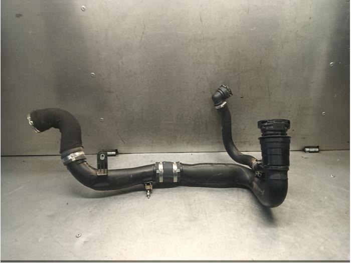 Gebruikte Intercooler Buis Jaguar F-type 2.0 Turbo 16V Prijs € 272,25 Inclusief btw aangeboden door Garage Callant
