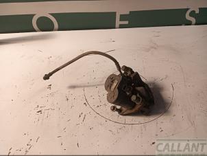 Gebruikte Remklauw (Tang) links-achter Jaguar F-Pace 2.0 D 180 16V AWD Prijs € 90,75 Inclusief btw aangeboden door Garage Callant