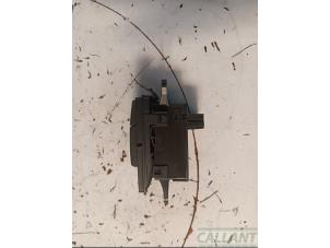 Gebruikte Schakelaar handrem BMW X1 (F48) xDrive 25e 1.5 12V TwinPower Turbo Prijs € 54,45 Inclusief btw aangeboden door Garage Callant