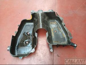 Gebruikte Brandstoftank beugel Landrover Defender II 3.0 D200 MHEV Prijs € 272,25 Inclusief btw aangeboden door Garage Callant