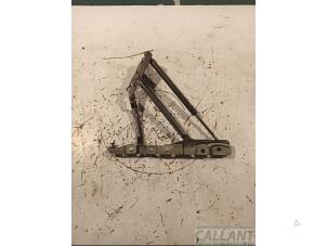 Gebruikte Achterklep Scharnier Jaguar XJ (X350) 2.7d V6 24V Prijs € 30,25 Inclusief btw aangeboden door Garage Callant