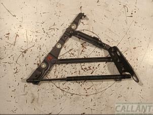 Gebruikte Achterklep Scharnier Jaguar XJ (X350) 2.7d V6 24V Prijs € 30,25 Inclusief btw aangeboden door Garage Callant