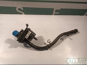 Gebruikte Vulpijp ad-blue tank Landrover Defender II 3.0 D200 MHEV Prijs € 66,55 Inclusief btw aangeboden door Garage Callant