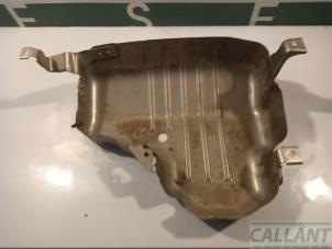 Gebruikte Brandstoftank beugel Landrover Defender II 3.0 D200 MHEV Prijs € 139,15 Inclusief btw aangeboden door Garage Callant