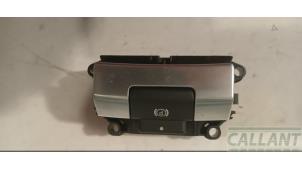 Gebruikte Handrem schakelaar Landrover Discovery Sport (LC) 1.5 P300e 12V AWD Prijs € 24,20 Inclusief btw aangeboden door Garage Callant