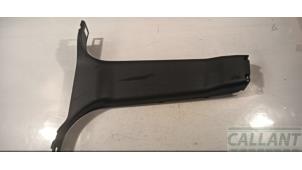 Gebruikte Stijlbekleding midden-links Landrover Discovery Sport (LC) 1.5 P300e 12V AWD Prijs € 66,55 Inclusief btw aangeboden door Garage Callant