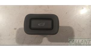 Gebruikte Schakelaar achterklep Landrover Discovery Sport (LC) 1.5 P300e 12V AWD Prijs € 18,15 Inclusief btw aangeboden door Garage Callant