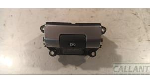 Gebruikte Handrem schakelaar Landrover Discovery Sport (LC) 2.0 TD4 180 16V Prijs € 30,25 Inclusief btw aangeboden door Garage Callant
