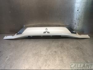 Gebruikte Achterklep Handgreep Mitsubishi Outlander (GF/GG) 2.4 16V PHEV 4x4 Prijs € 151,25 Inclusief btw aangeboden door Garage Callant