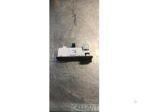 Gebruikte AUX/USB aansluiting Jaguar XF (X260) 2.0d 180 16V Prijs € 30,25 Inclusief btw aangeboden door Garage Callant