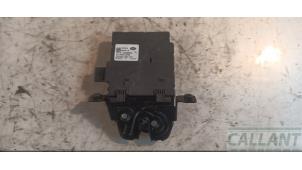 Gebruikte Slotmechaniek Kofferdeksel Jaguar XE 2.0d 180 16V Prijs € 60,50 Inclusief btw aangeboden door Garage Callant