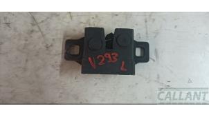 Gebruikte Slotmechaniek Motorkap Jaguar XE 2.0d 180 16V Prijs € 18,15 Inclusief btw aangeboden door Garage Callant