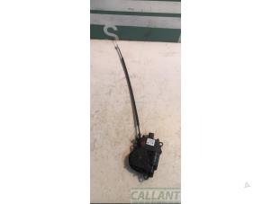 Gebruikte Sluithulpmotor portier rechts-voor Landrover Range Rover IV (LG) 4.4 SDV8 32V Prijs € 60,50 Inclusief btw aangeboden door Garage Callant