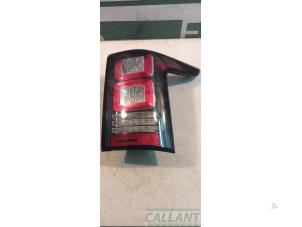 Gebruikte Achterlicht rechts Landrover Range Rover IV (LG) 4.4 SDV8 32V Prijs € 423,50 Inclusief btw aangeboden door Garage Callant
