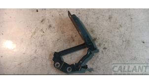 Gebruikte Motorkap Scharnier Landrover Discovery Sport (LC) 2.0 eD4 150 16V Prijs € 30,25 Inclusief btw aangeboden door Garage Callant