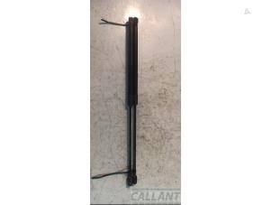 Gebruikte Gasdemperset Kofferdeksel Volvo V40 (MV) 1.6 D2 Prijs € 30,25 Inclusief btw aangeboden door Garage Callant