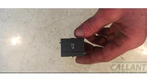 Gebruikte Schakelaar achterklep Landrover Range Rover Velar (LY) 2.0 16V P250 AWD Prijs € 30,25 Inclusief btw aangeboden door Garage Callant