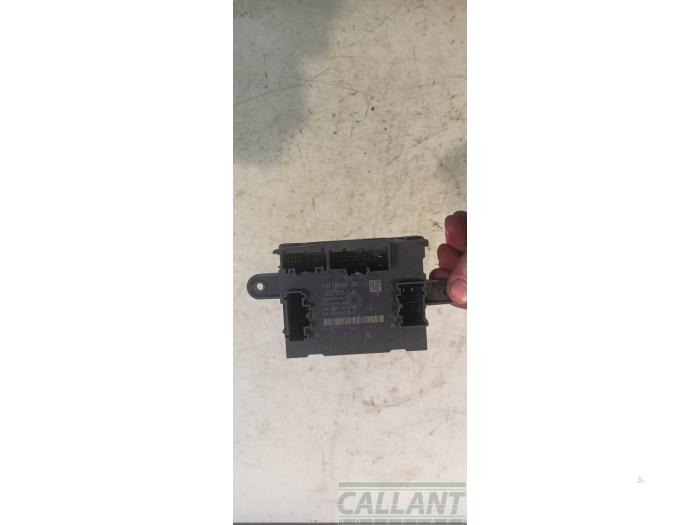 Centrale Deurvergrendelings Module van een Land Rover Range Rover Velar (LY) 2.0 16V P250 AWD 2021